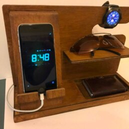 Bruine telefoonstandaard voor op je nachtkastje, met ruimte voor bril, portemonnee en horloge