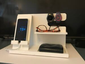 Luxe witte telefoonstandaard met ruimte voor horloges, bril en portemonnee