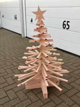 Kerstboom met de takken willekeurig verdeeld